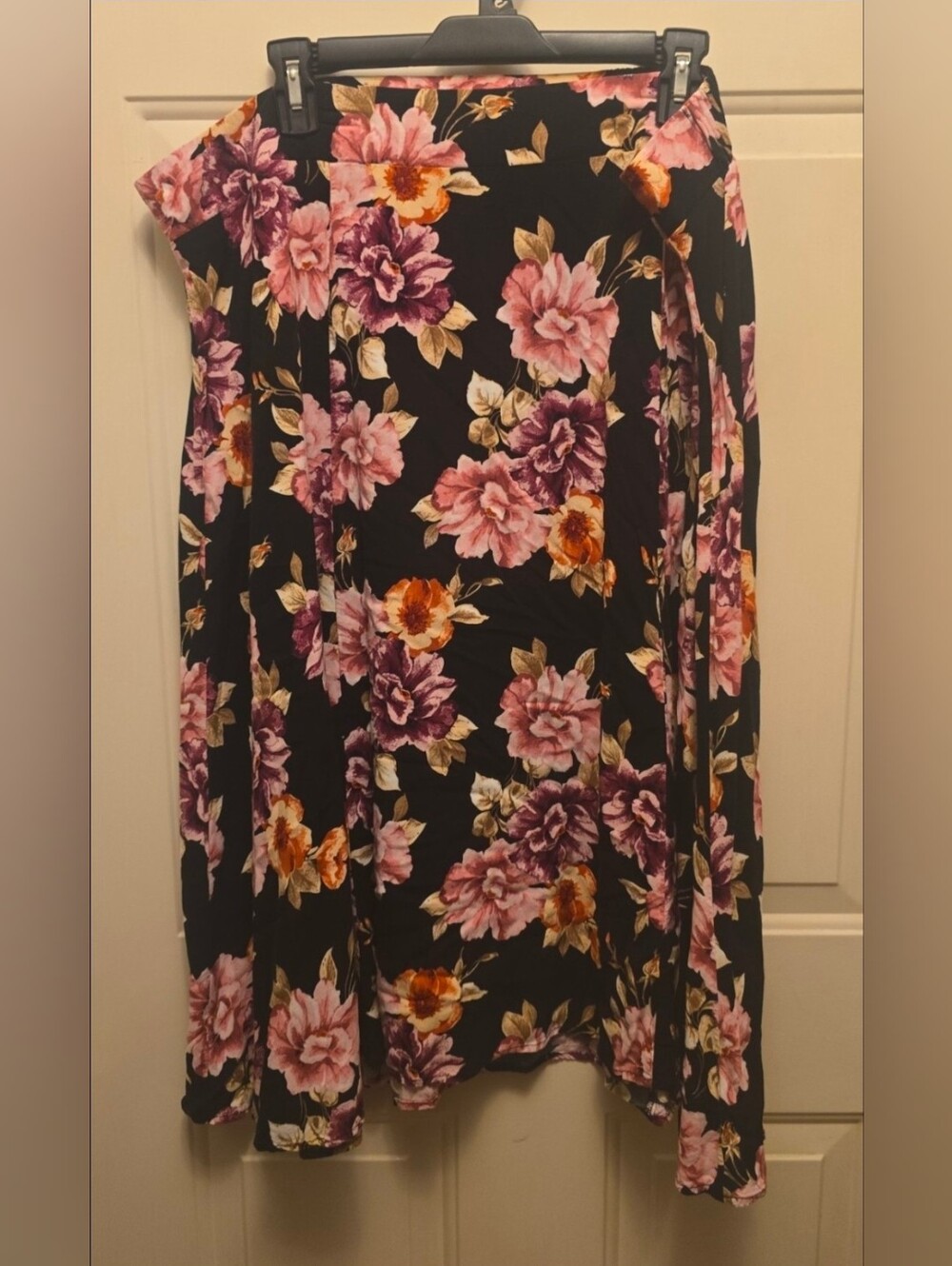 Torrid Black Floral A-Line Skirt
Size 3 =22/24
